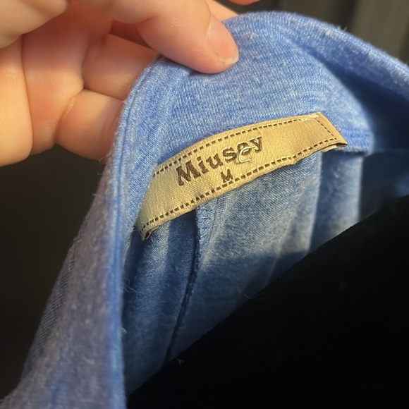 Blue Tunic (Bin 1) - the third picture depicts true color - Picture 3 of 3